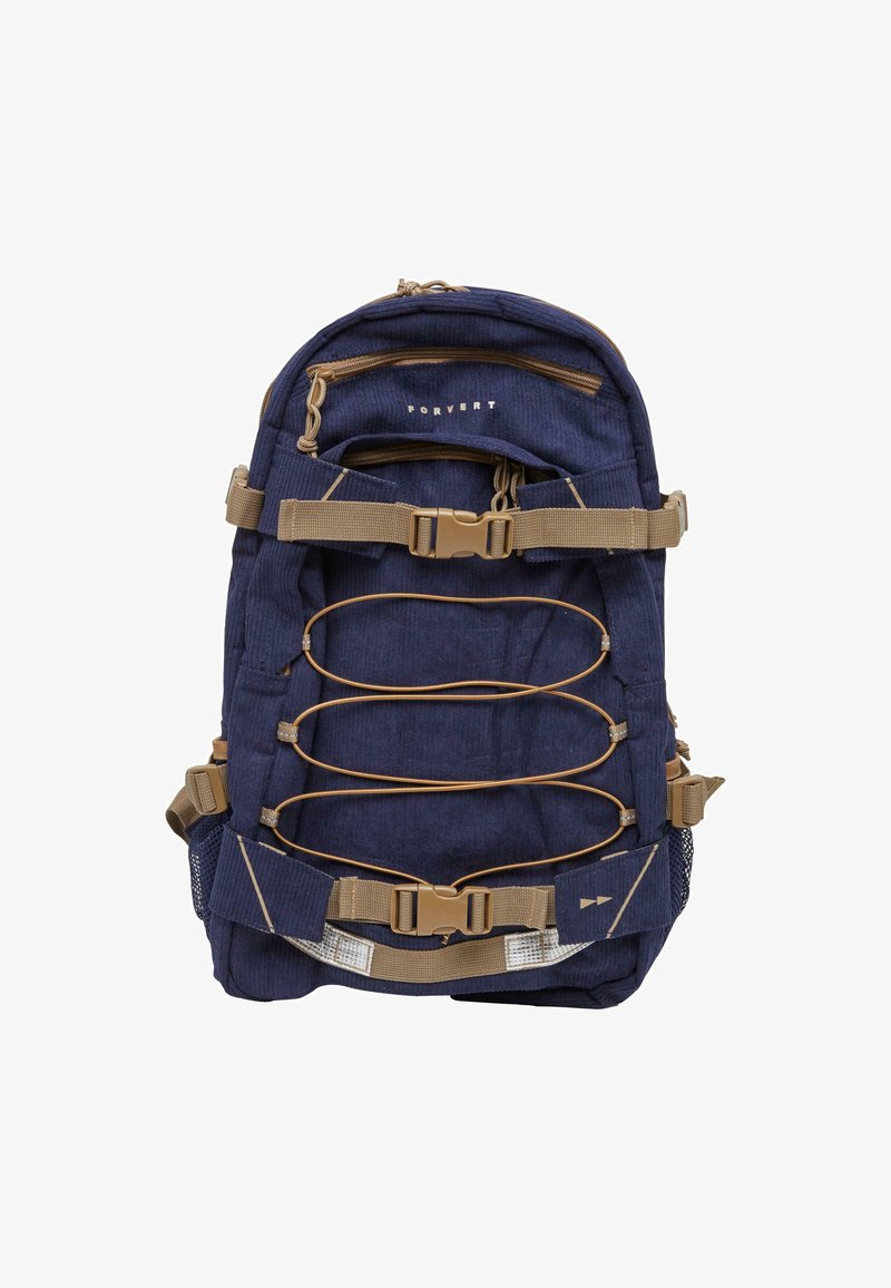 Tengerészkék hátizsák texturált anyagból, barna pántokkal és fém kiegészítőkkel. Rugalmas zsinór részletezéssel, állítható csatokkla és oldalsó hálós zsebből áll.