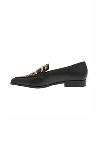 Mocassins en cuir noir à talon plat, avec un panneau en tissu à imprimé léopard et un détail en métal doré sur la sangle.