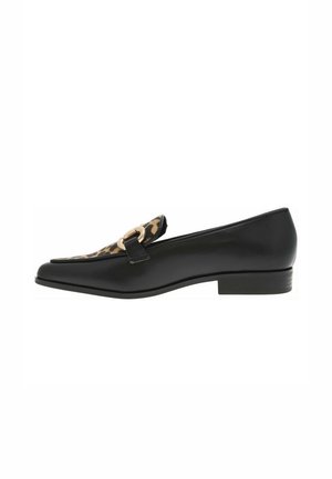 Mocassins en cuir noir à talon plat, avec un panneau en tissu à imprimé léopard et un détail en métal doré sur la sangle.
