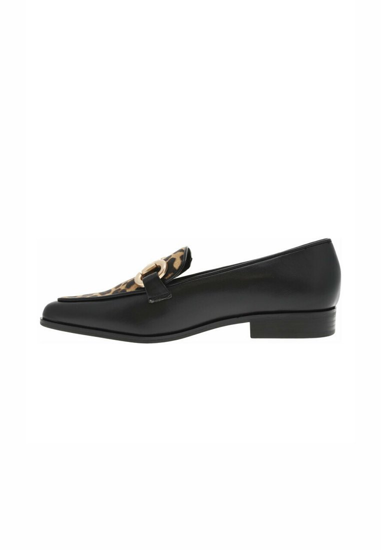 Mocassins en cuir noir à talon plat, avec un panneau en tissu à imprimé léopard et un détail en métal doré sur la sangle.