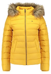 Żółta kurtka puchowa z kapturem wykończonym sztucznym futrem. Posiada poziome pikowane sekcje, zamek błyskawiczny z przodu oraz boczne kieszenie.