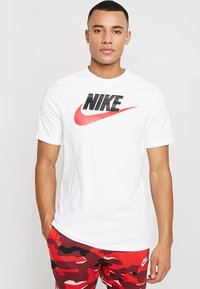 Nike Sportswear - TEE ICON FUTURA UNISEX - T-shirt med print - white/black/university red Miniatyrbild 1