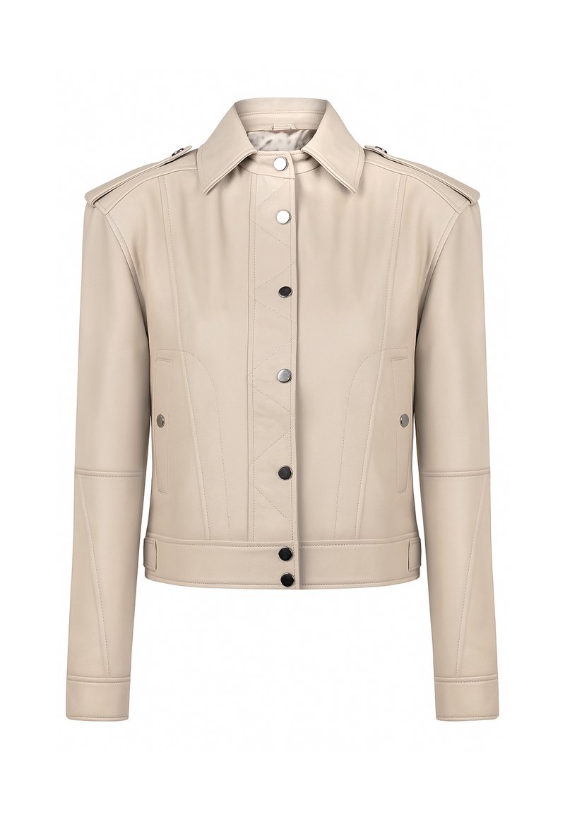 Giacca in faux leather beige con colletto, chiusura frontale a bottoni, dettagli di cuciture diagonali e spalline.
