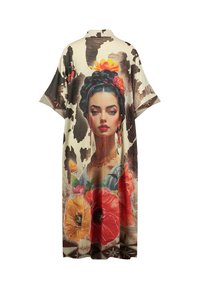 Kimono do kolan z kolorowym wzorem kwiatowym z centralnym portretem. Wykonane z lekkiego materiału, luźne i z krótkimi rękawami.