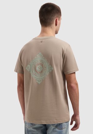 REGULAR FIT CREWNECK - Print T-shirt - taupe