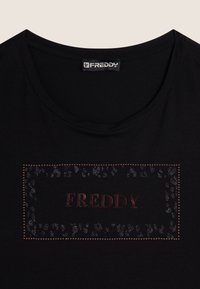 T-shirt nera con collo rotondo, decorata con un bordo a motivo leopardato in rilievo e il nome "FREDDY" in rame.