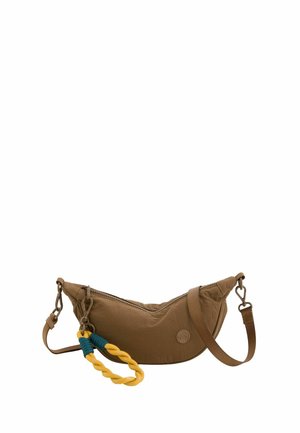 Bolso bandolera marrón en forma de media luna con correa ajustable y accesorio de llavero de cuerda torcida en amarillo y azul adjunto.