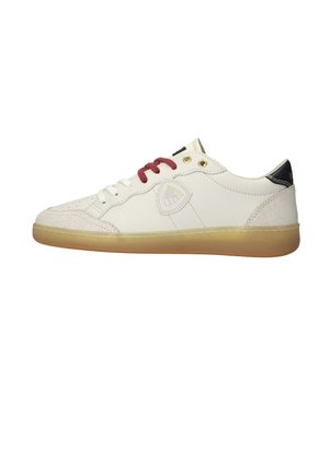 Sneaker bianca in pelle con suola in gomma, lacci rossi e bianchi, occhielli dorati, linguetta posteriore nera e logo a scudo sul lato.