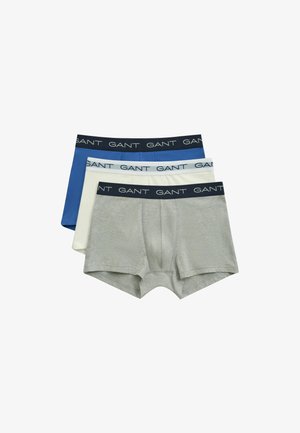 Trois paires de boxers GANT : gris, blanc et bleu, avec des ceintures élastiques ornées du logo de la marque en couleur contrastante.