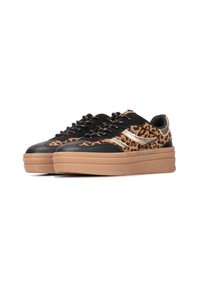 Sneakers con stampa leopardata e dettagli in pelle nera, punta rotonda, suola piatta spessa beige e sistema di allacciatura nera. Dettagli in tessuto testurizzato.