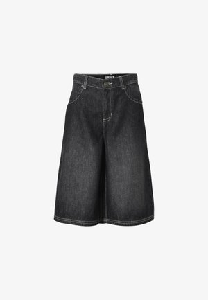 Zwarte denim knielange shorts met knoop aan de voorkant, rits en zakken, voorzien van zichtbare witte stiksels.