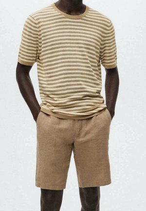 Camiseta de rayas beige y crema con cuello redondo, combinada con pantalones cortos marrón claro. Textura suave y ajuste informal. Sin patrones ni accesorios visibles.