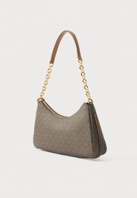 Καφέ τσάντα ώμου από καμβά με χρυσές αλυσίδες, καμπυλωτό περίγραμμα, κλείσιμο με φερμουάρ και μοτίβο λογότυπου σε όλη την επιφάνεια. Ομαλή υφή, ενισχυμένες άκρες.