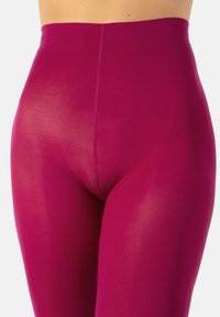 Fuchsia High-Waist-Leggings aus dehnbarem Material mit glatter Oberfläche und figurbetontem Design, die Beine und Hüften betonen.