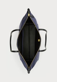 Ναυτικό μπλε τσάντα tote με δομημένο σχέδιο. Έχει φερμουάρ κλεισίματος, μαύρες λαβές και ευρύχωρο εσωτερικό με διπλές θήκες.