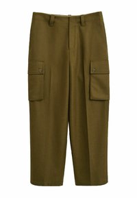 Olijfgroene cargobroek met rechte snit, voorzien van twee zijzakken, voorplooien en metalen knoopaccenten.