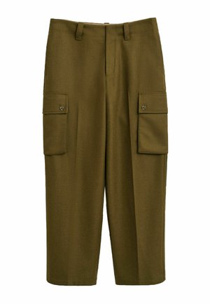 Olivgrüne Cargo-Hosen mit geradem Schnitt, ausgestattet mit zwei seitlichen Cargo-Taschen, Frontfalten und Metallknopf-Akzenten.