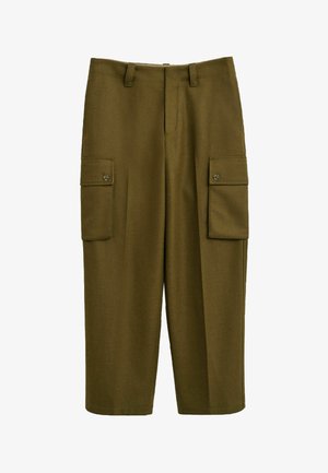 Pantaloni cargo verde oliva con taglio dritto, dotati di due tasche cargo laterali, pieghe frontali e dettagli in metallo sui bottoni.
