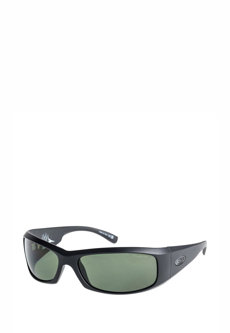 Čierne polarizované slnečné okuliare so športovým dizajnom. Zelené šošovky a široký rám, ktorý má elegantné akcenty a textúrované stranice.