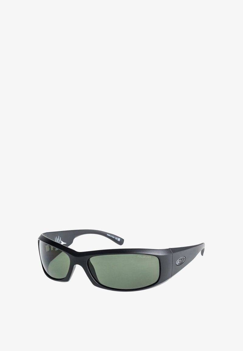 Čierne polarizované slnečné okuliare so športovým dizajnom. Zelené šošovky a široký rám, ktorý má elegantné akcenty a textúrované stranice.