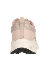 Lättviktig sneakers med en ovandel av mesh i beige och rosa med en strukturerad design, en platt vit mellansula och en svart gummiyttersula.
