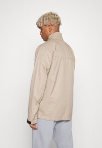 Nike Sportswear Casaco de verão - khaki/white