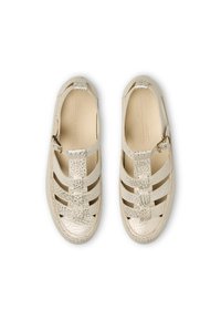 Sandal in oro chiaro con design a taglio, realizzato in pelle testurizzata. Presenta una cintura regolabile e una soletta imbottita. Suola piatta.