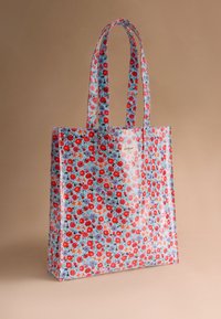 Permatoma plastikinė rankinė su raudonų, mėlynų ir žalių gėlių raštu. Komplekte du audinio rankenėlės ir kvadratinis dugnas.