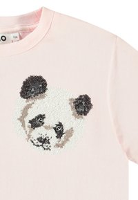 Camiseta de algodón rosa con un diseño de cara de panda hecho de lentejuelas en negro, blanco y gris. Cuello redondo y estilo de manga corta.