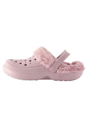 Rosa fluffiga träskor med gummisula, dekorerade med ventilationshål, ett mjukt pälsband och en bakrem för säker användning.