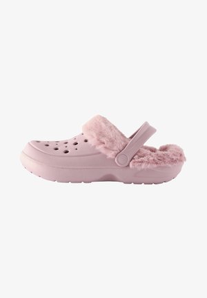 Pinkfarbene, flauschige Clogs mit einer Gummisohle, verziert mit Belüftungslöchern, einem weichen Fellriemen und einem Fersenriemen für sicheren Halt.