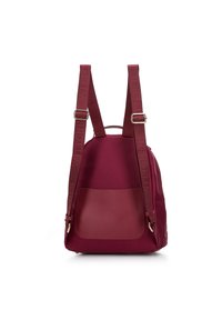 Burgundy ryggsäck med nylonkropp, framficka av läder, justerbara remmar med präglad logotyp och detaljer i guldton.