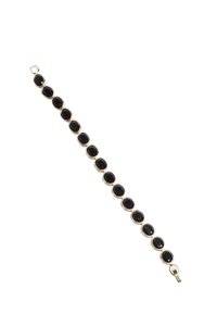 Bracciale in metallo dorato con dieci pietre ovali nere collegate tra loro, ciascuna incastonata in una montatura dorata, con un fermo sicuro all'estremità.