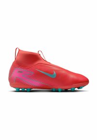 Espinilleras de fútbol rojas con cuello de punto, que presentan un swoosh de Nike en color turquesa y un acento en rosa, parte superior texturizada y tacos de goma.