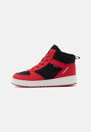 Wysokie sneakersy w kolorze czerwonym i czarnym z białą podeszwą, czerwonymi sznurowadłami, metką Gore-Tex i logo „Viking” po stronie pięty.