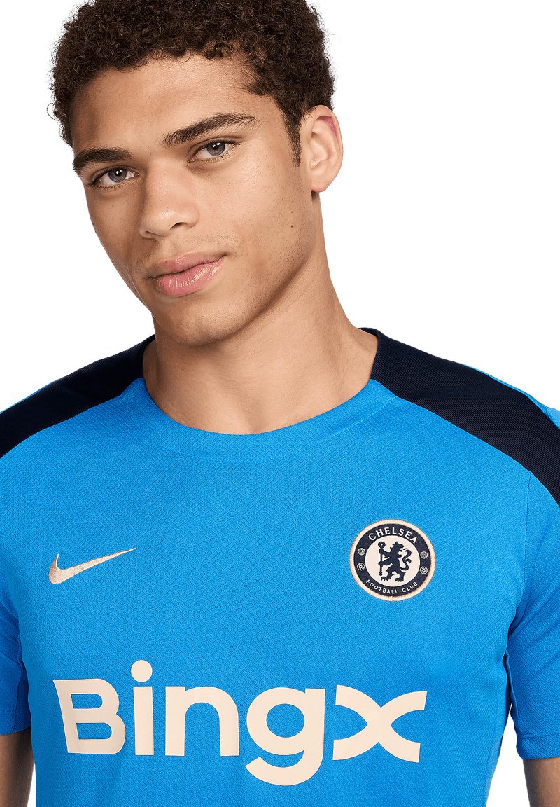 Maillot de football bleu à manches courtes, avec des accents noirs, un logo Chelsea FC, et "Bingx" en lettres blanches sur le devant, fabriqué en tissu texturé.