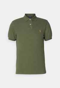 Polo shirt verde oliva in cotone, con colletto a due bottoni, maniche corte e un piccolo logo ricamato sul lato sinistro del petto.