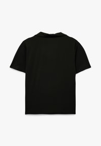 Sort kortærmet polo med krave, der har et glat, tekstureret stof og et enkelt, minimalistisk design. Vist bagfra.