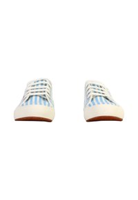 Baskets en toile rayées bleu et blanc avec une semelle en caoutchouc, dotées de cinq œillets et de lacets plats, vue de face sur fond blanc.