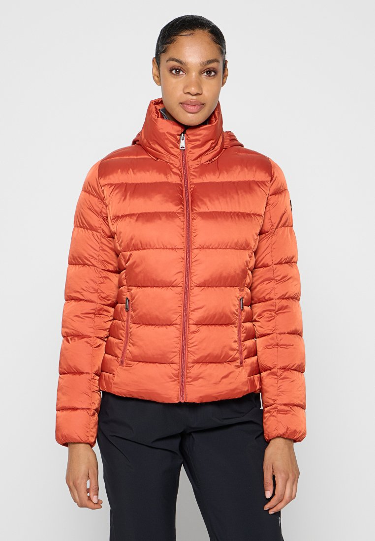 Padded Jacke in leuchtendem Orange, mit hohem Kragen, Reißverschluss vorne und zwei seitlichen Reißverschlusstaschen. Glattes, glänzendes Material mit horizontalen Nähten.