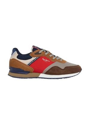 Sneaker marrone e beige con accenti rossi, realizzato in materiali scamosciati e sintetici, con punta arrotondata e suola texture.