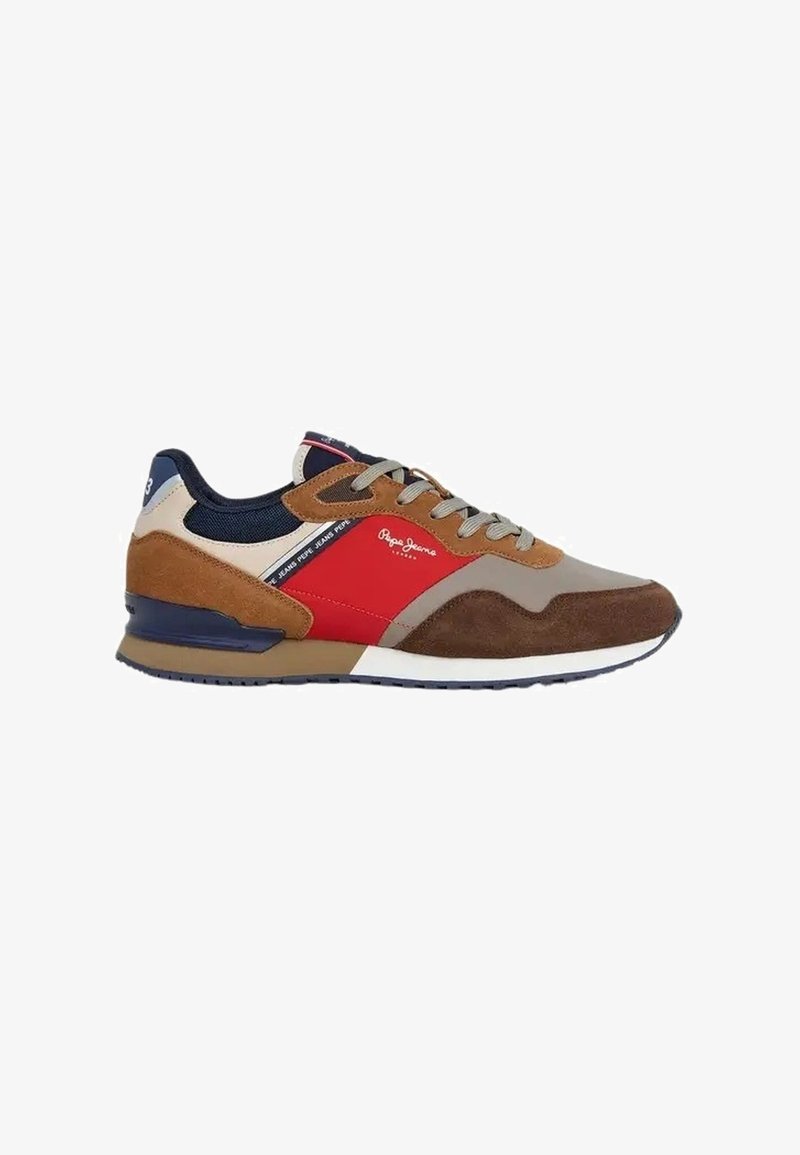 Sneaker marrone e beige con accenti rossi, realizzato in materiali scamosciati e sintetici, con punta arrotondata e suola texture.