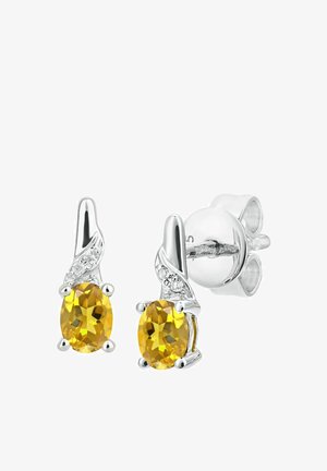 Srebrne kolczyki z owalnymi żółtymi kamieniami szlachetnymi, ozdobione małymi, przezroczystymi kamieniami i zakrzywionym wzorem. Polerowane wykończenie z bezpiecznym zapięciem.