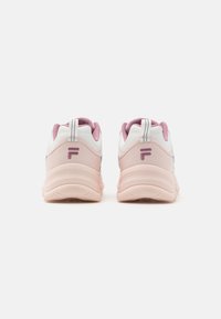 Scarpe da atletica bianche e rosa con punta arrotondata, tomaia in pelle testurizzata, collare imbottito e un logo sul tallone.