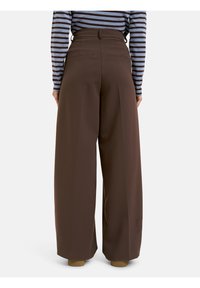 Braune, weite Hosen mit hoher Taille, aus einem glatten Stoff, mit zwei Gesäßtaschen und einem klaren, maßgeschneiderten Design.