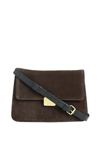 Sac à main en daim marron avec une bandoulière en cuir noir, de forme rectangulaire, fermeture à rabat, et une plaque d'accent en doré à l'avant.