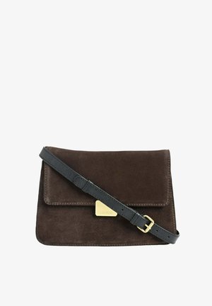 Sac à main en daim marron avec une bandoulière en cuir noir, de forme rectangulaire, fermeture à rabat, et une plaque d'accent en doré à l'avant.