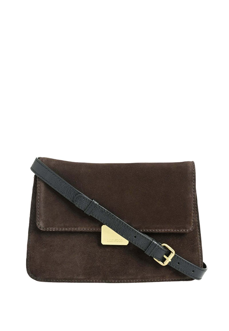 Sac à main en daim marron avec une bandoulière en cuir noir, de forme rectangulaire, fermeture à rabat, et une plaque d'accent en doré à l'avant.