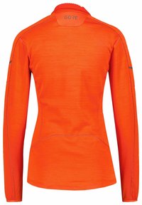 Pomarańczowy długi rękaw sweter o gładkiej fakturze, z zaokrąglonym dołem, odblaskowymi akcentami na ramionach i okrągłym dekoltem.