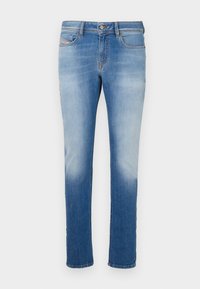 Vaqueros de mezclilla azul con un diseño tapered, con un lavado claro y desgastado, estilo clásico de cinco bolsillos y un cierre de botón en la cintura.